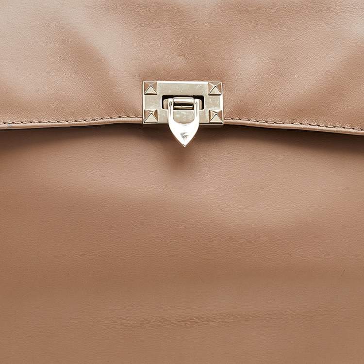 مملوكة مسبقًا Valentino Beige Leather Large Rockstud Top Handle Bag
