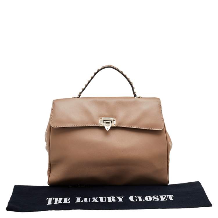 مملوكة مسبقًا Valentino Beige Leather Large Rockstud Top Handle Bag