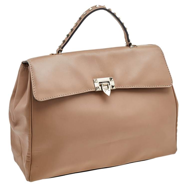 مملوكة مسبقًا Valentino Beige Leather Large Rockstud Top Handle Bag