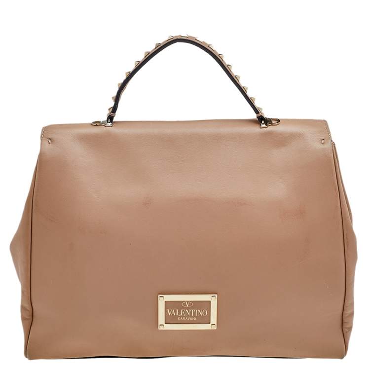 مملوكة مسبقًا Valentino Beige Leather Large Rockstud Top Handle Bag
