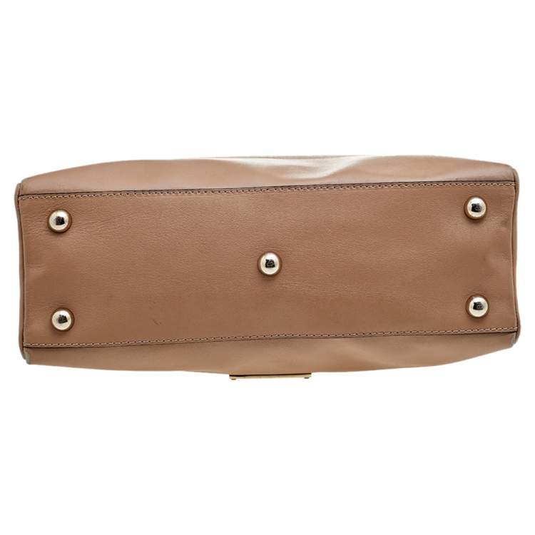 مملوكة مسبقًا Valentino Beige Leather Large Rockstud Top Handle Bag