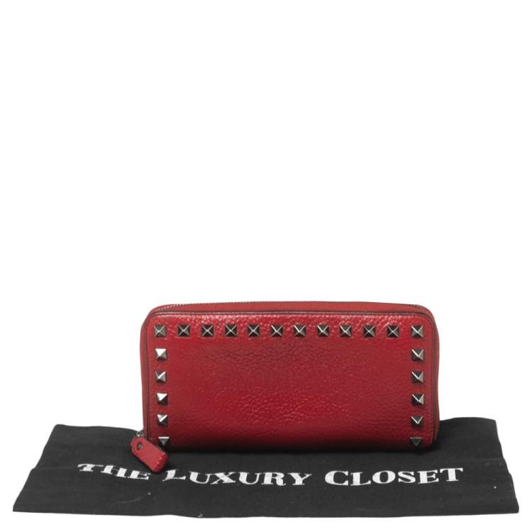 Pre Owned Valentino Red Grained Leather Rockstud Zip Around Wallet