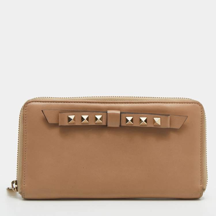 Pre Owned Valentino Beige Leather Rockstud Zip Around Continental Wallet