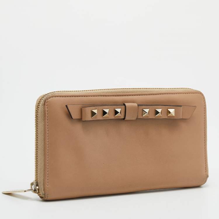 Pre Owned Valentino Beige Leather Rockstud Zip Around Continental Wallet