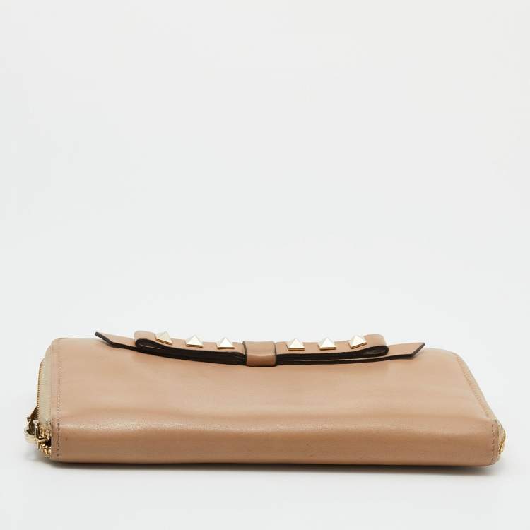Pre Owned Valentino Beige Leather Rockstud Zip Around Continental Wallet