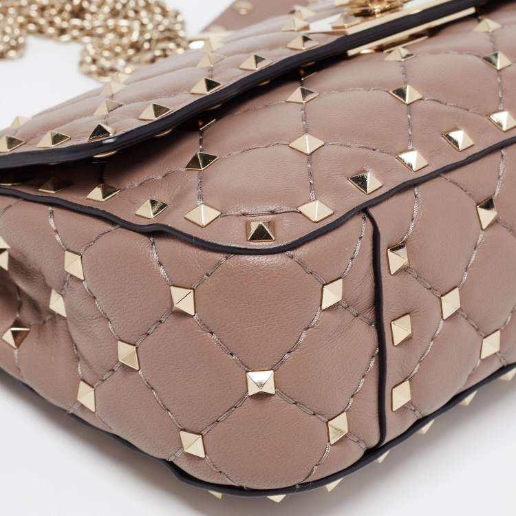 مملوكة مسبقًا Valentino Old Rose Quilted Leather Small Rockstud Spike Chain Bag