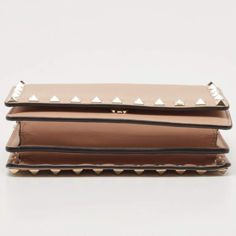 Pre Owned Valentino Beige Leather Rockstud Flap Chain Clutch