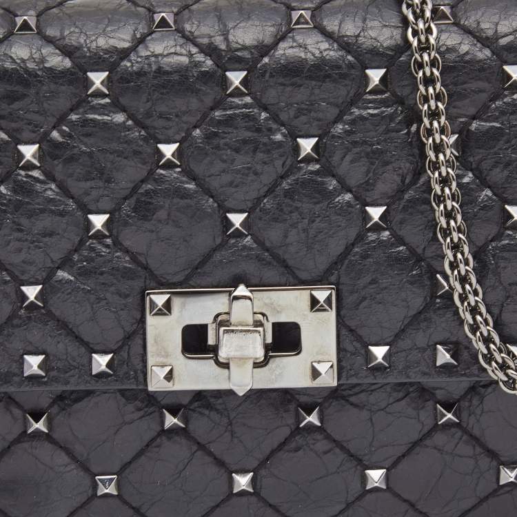 Pre Owned Valentino Black Quilted Crinkled Leather Rockstud Spike Chain Clutch 