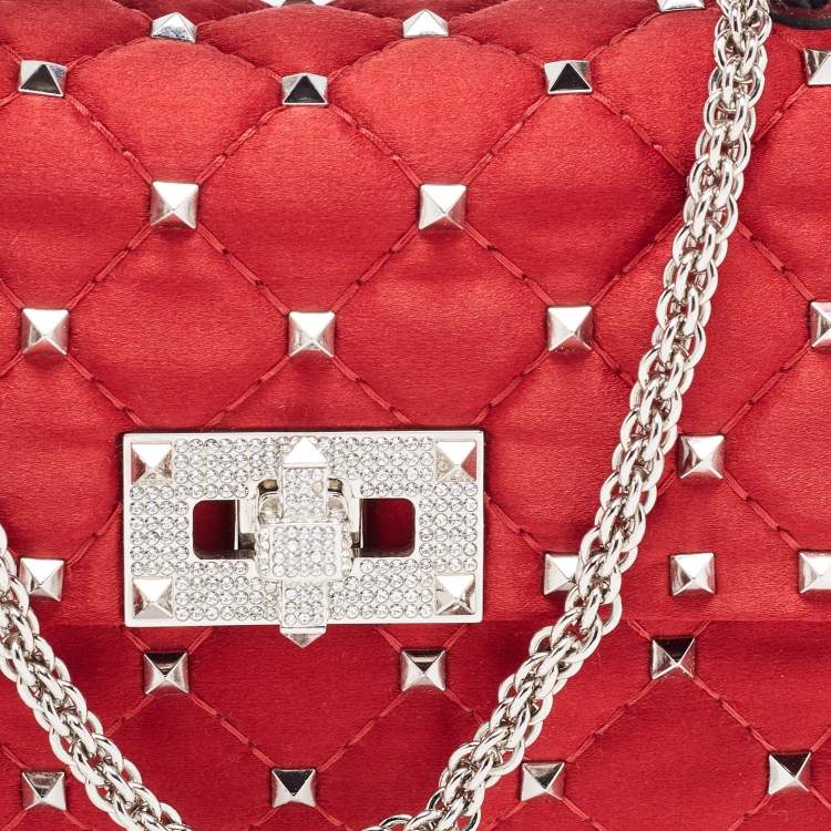 مملوكة مسبقًا Valentino Red Quilted Satin Small Rockstud Spike Chain Bag