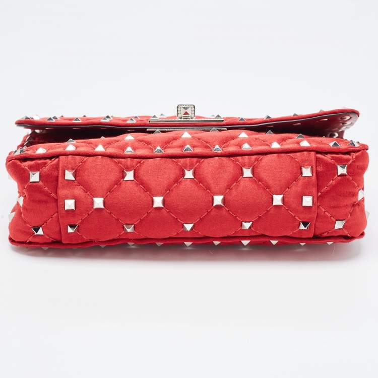مملوكة مسبقًا Valentino Red Quilted Satin Small Rockstud Spike Chain Bag
