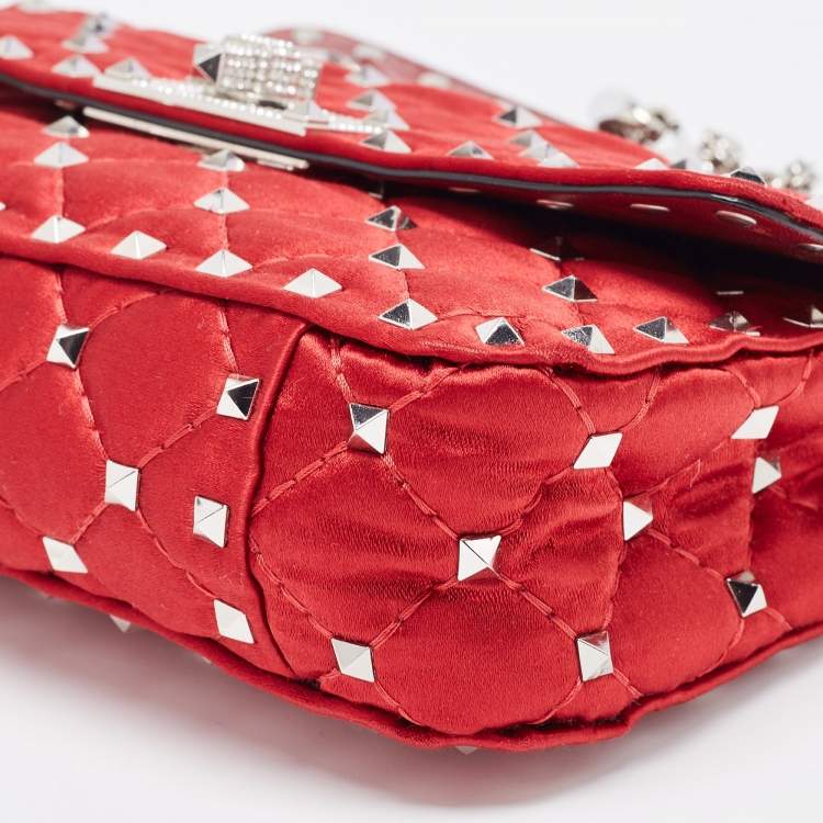 مملوكة مسبقًا Valentino Red Quilted Satin Small Rockstud Spike Chain Bag