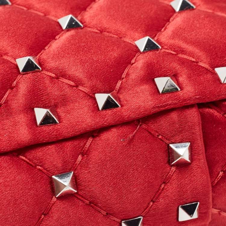 مملوكة مسبقًا Valentino Red Quilted Satin Small Rockstud Spike Chain Bag