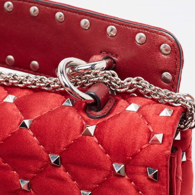 مملوكة مسبقًا Valentino Red Quilted Satin Small Rockstud Spike Chain Bag