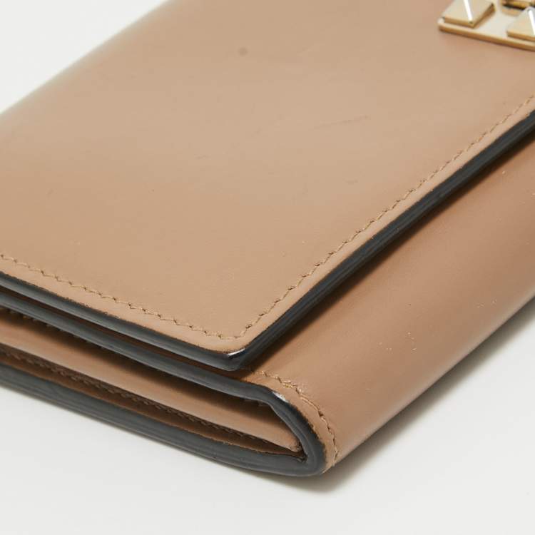 Pre Owned Valentino Beige Leather Rockstud Continental Wallet