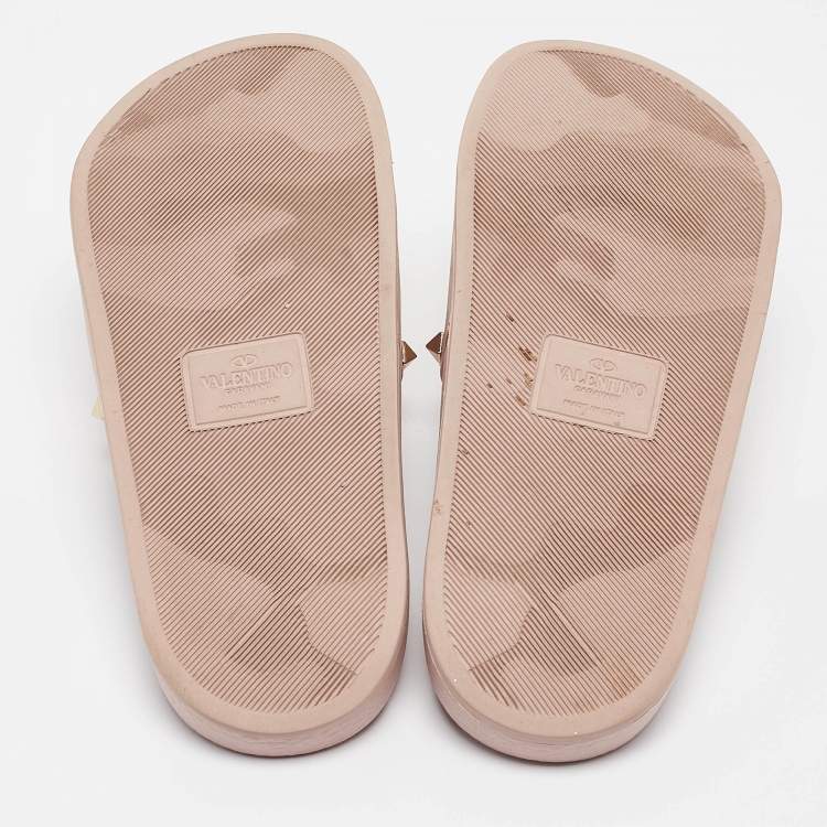 Pre Owned Valentino Beige Rubber Rockstud Flat Slides Size 38
