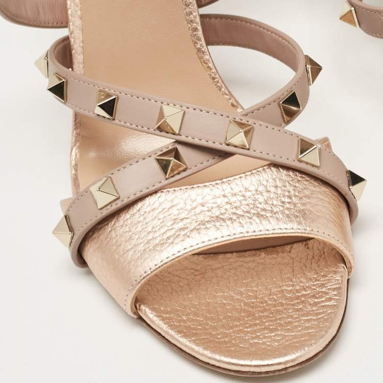 مملوكة مسبقًا Valentino Rose Gold/Dusty Pink Leather Rockstud Slingback Ankle Strap Sandals Size 39