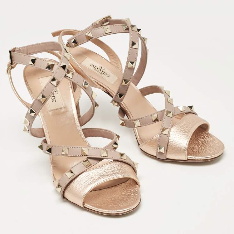 مملوكة مسبقًا Valentino Rose Gold/Dusty Pink Leather Rockstud Slingback Ankle Strap Sandals Size 39