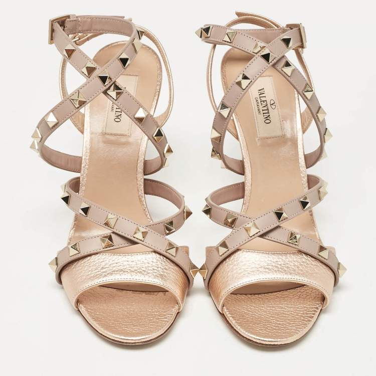 مملوكة مسبقًا Valentino Rose Gold/Dusty Pink Leather Rockstud Slingback Ankle Strap Sandals Size 39