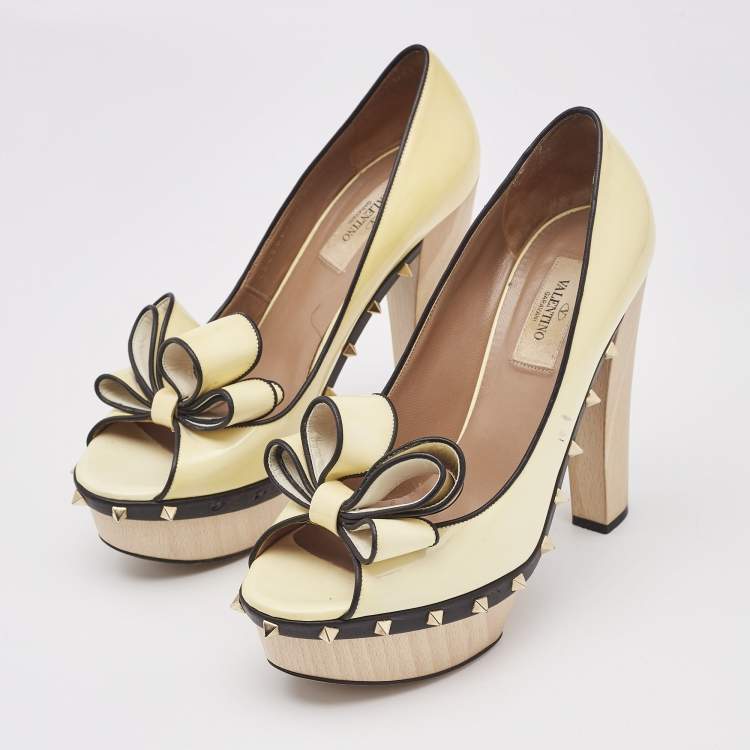 Pre Owned Valentino Cream/Black Patent Leather Wooden Platform Rockstud Pumps Size 39