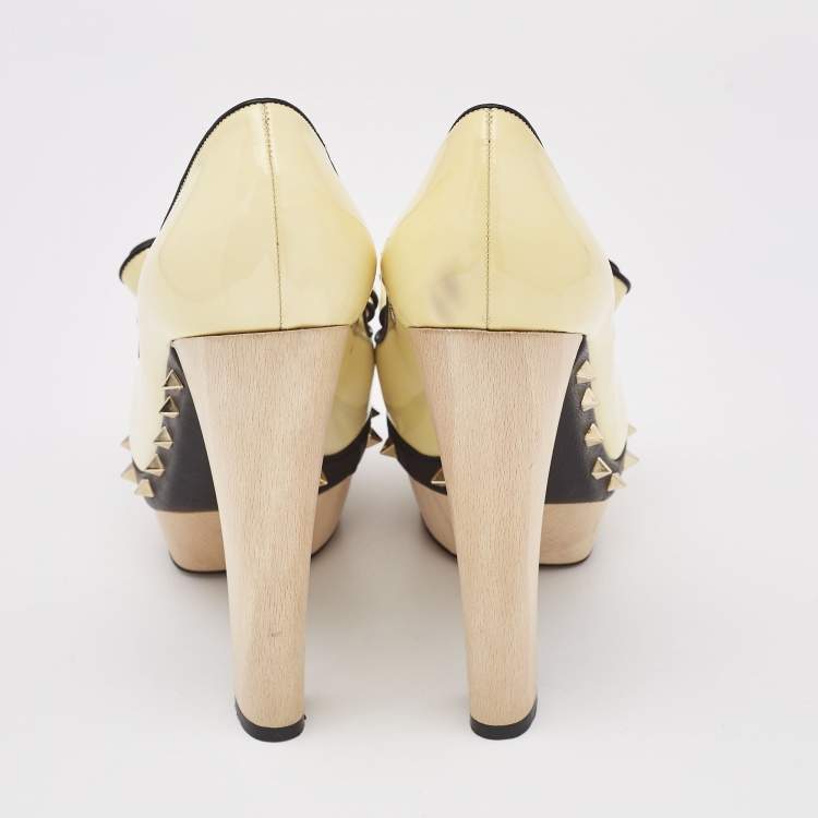 Pre Owned Valentino Cream/Black Patent Leather Wooden Platform Rockstud Pumps Size 39