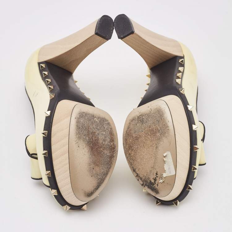 Pre Owned Valentino Cream/Black Patent Leather Wooden Platform Rockstud Pumps Size 39