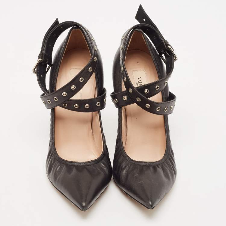 Pre Owned Valentino Black Leather Grommet Love Latch Pumps Size 39.5