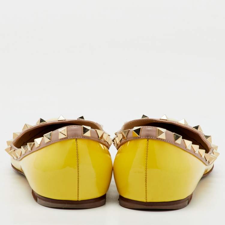 Pre Owned Valentino Yellow/Beige Patent Leather Rockstud Pointed Toe Ballet Flats Size 37