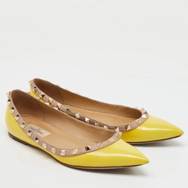 Pre Owned Valentino Yellow/Beige Patent Leather Rockstud Pointed Toe Ballet Flats Size 37