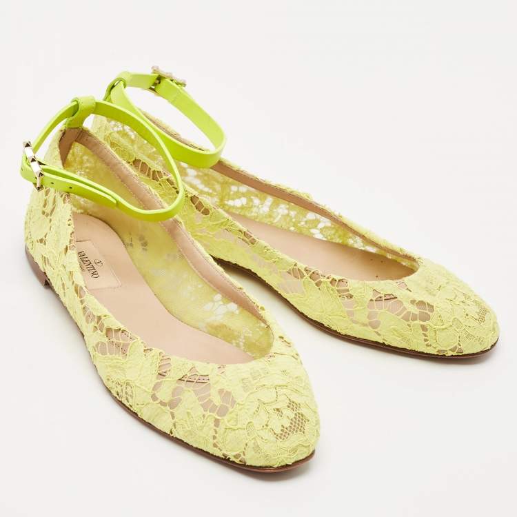 Pre Owned Valentino Neon Yellow Lace and Leather Ankle Strap Ballet Flats Size 39
