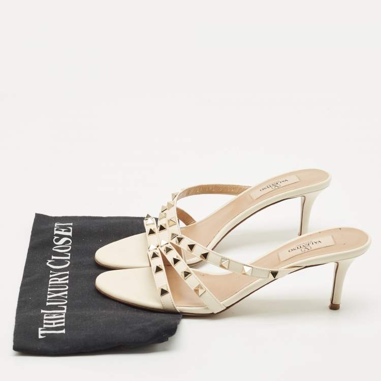 Pre Owned Valentino Light Cream Leather Rockstud Slide Sandals Size 38
