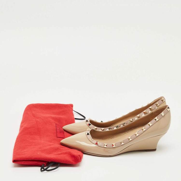 Pre Owned Valentino Beige Patent Leather Rockstud Pointed Toe Wedge Pumps Size 39.5
