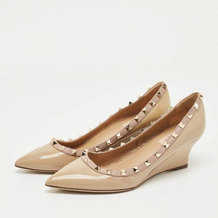 Pre Owned Valentino Beige Patent Leather Rockstud Pointed Toe Wedge Pumps Size 39.5