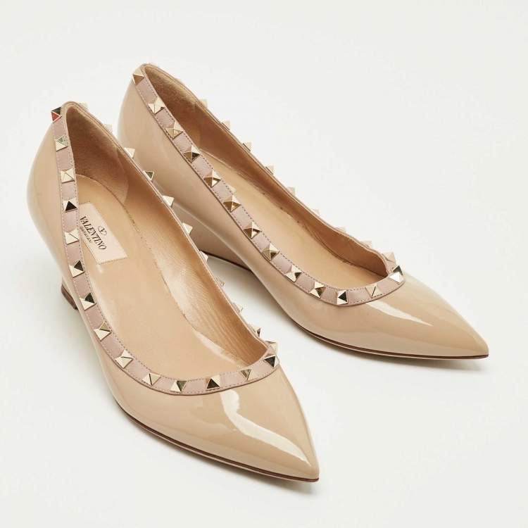 Pre Owned Valentino Beige Patent Leather Rockstud Pointed Toe Wedge Pumps Size 39.5