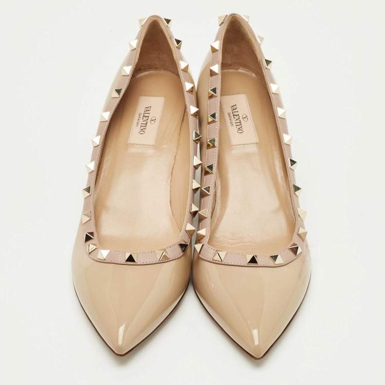 Pre Owned Valentino Beige Patent Leather Rockstud Pointed Toe Wedge Pumps Size 39.5