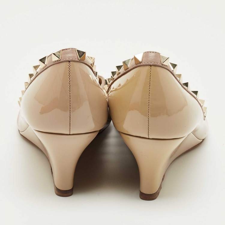 Pre Owned Valentino Beige Patent Leather Rockstud Pointed Toe Wedge Pumps Size 39.5