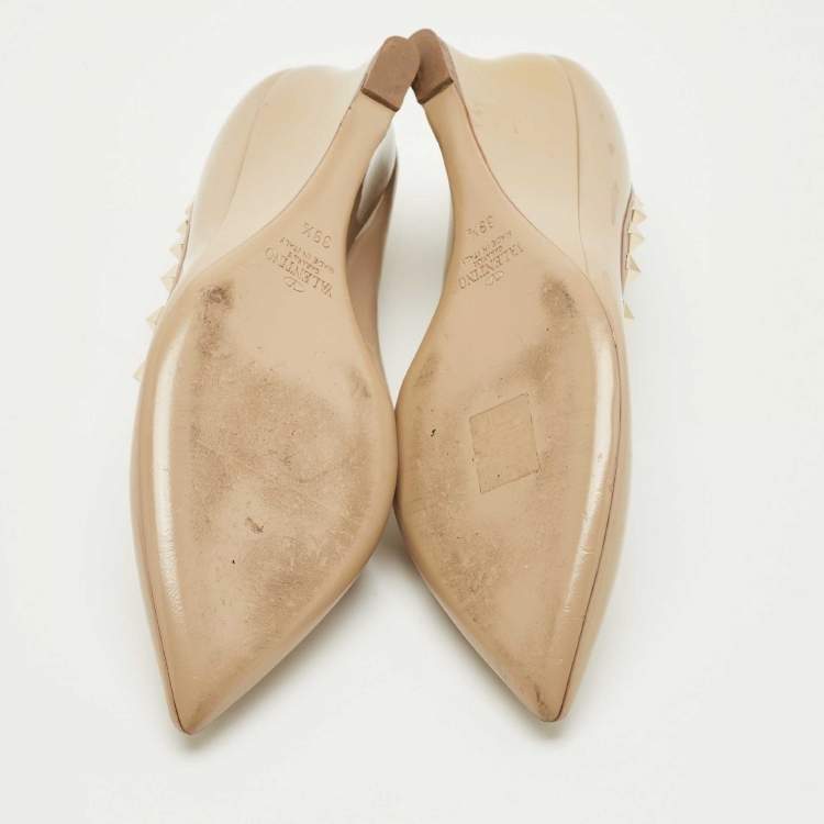 Pre Owned Valentino Beige Patent Leather Rockstud Pointed Toe Wedge Pumps Size 39.5