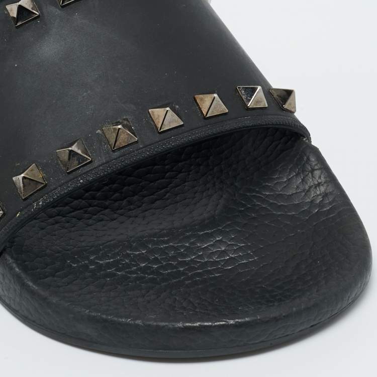 Pre Owned Valentino Black Rubber Rockstud Pool Slides Size 38