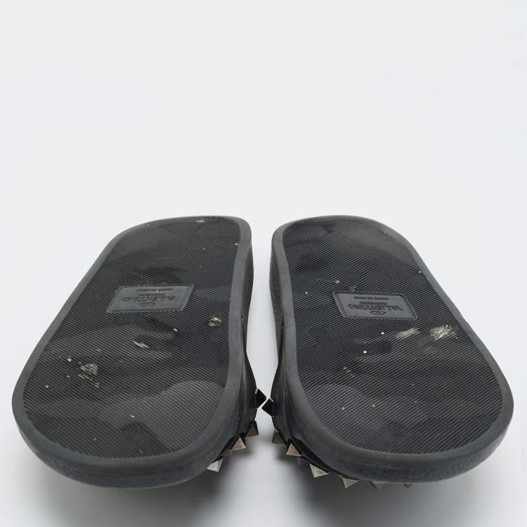 Pre Owned Valentino Black Rubber Rockstud Pool Slides Size 38