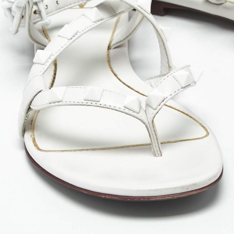مملوكة مسبقًا Valentino White Leather Rockstud Ankle Strap Flat Sandals Size 36