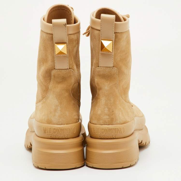 مملوكة مسبقًا Valentino Rockstud Size 37 Beige Suede Combat Boots