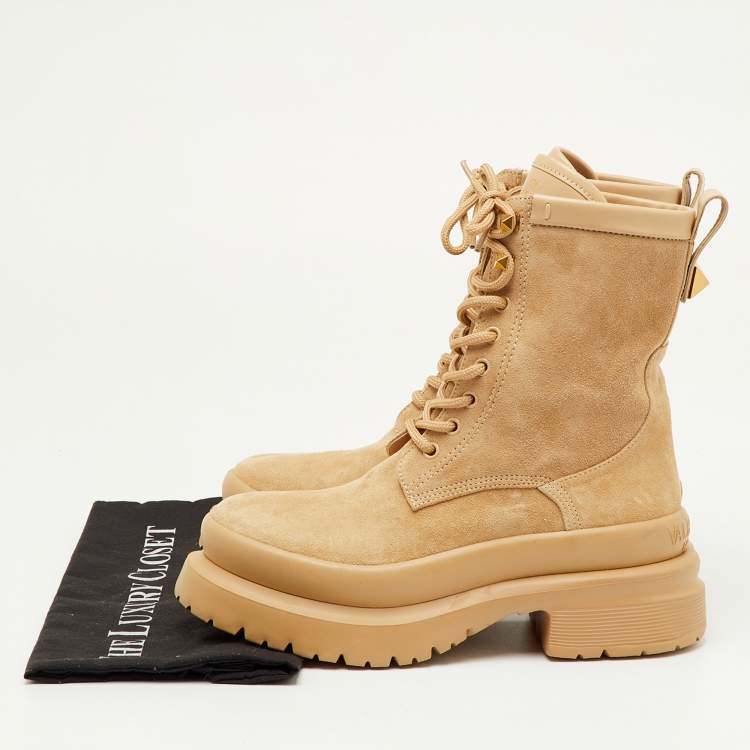 مملوكة مسبقًا Valentino Rockstud Size 37 Beige Suede Combat Boots
