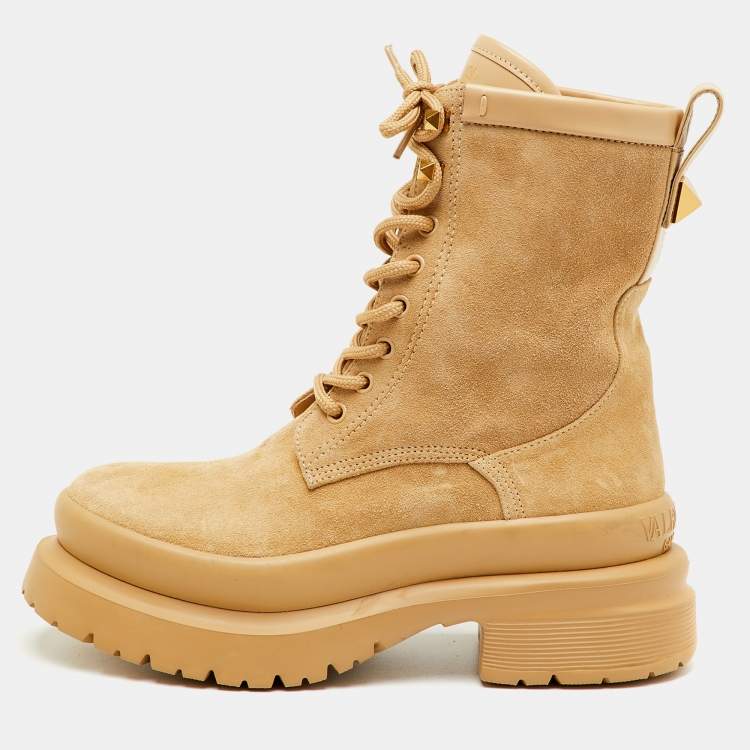 مملوكة مسبقًا Valentino Rockstud Size 37 Beige Suede Combat Boots