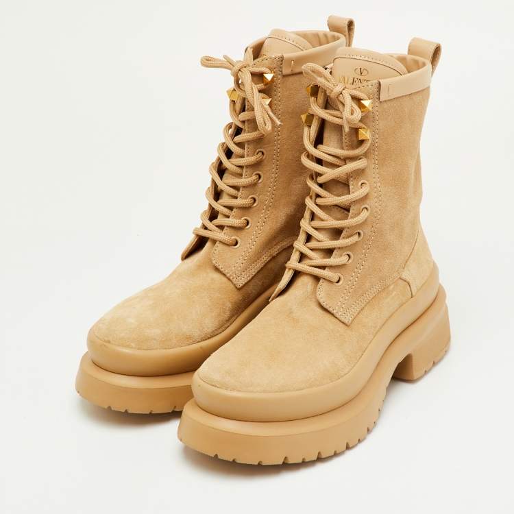 مملوكة مسبقًا Valentino Rockstud Size 37 Beige Suede Combat Boots