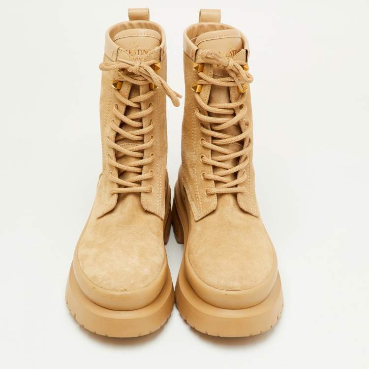 مملوكة مسبقًا Valentino Rockstud Size 37 Beige Suede Combat Boots