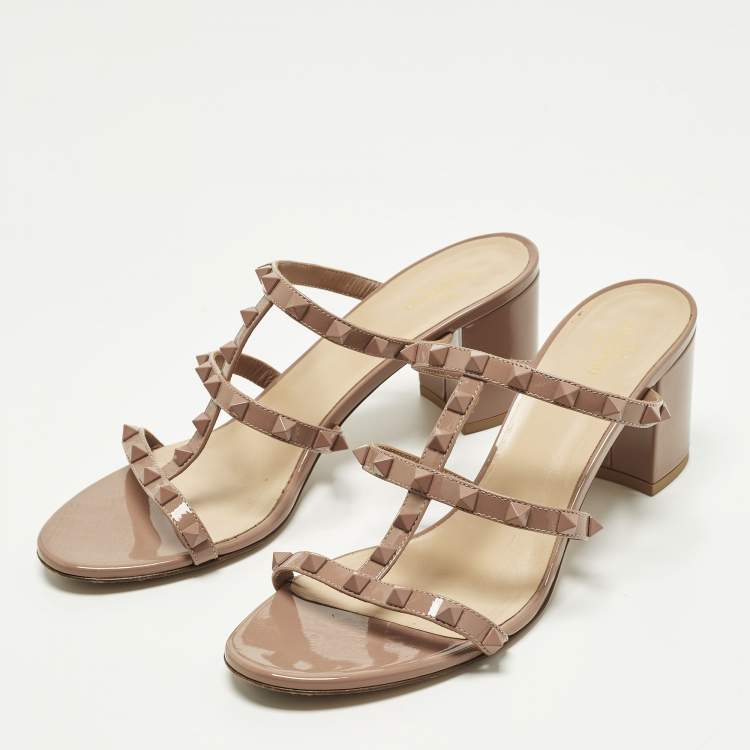 Pre Owned Valentino Rockstud Size 39.5 Beige Patent Leather Slide Sandals