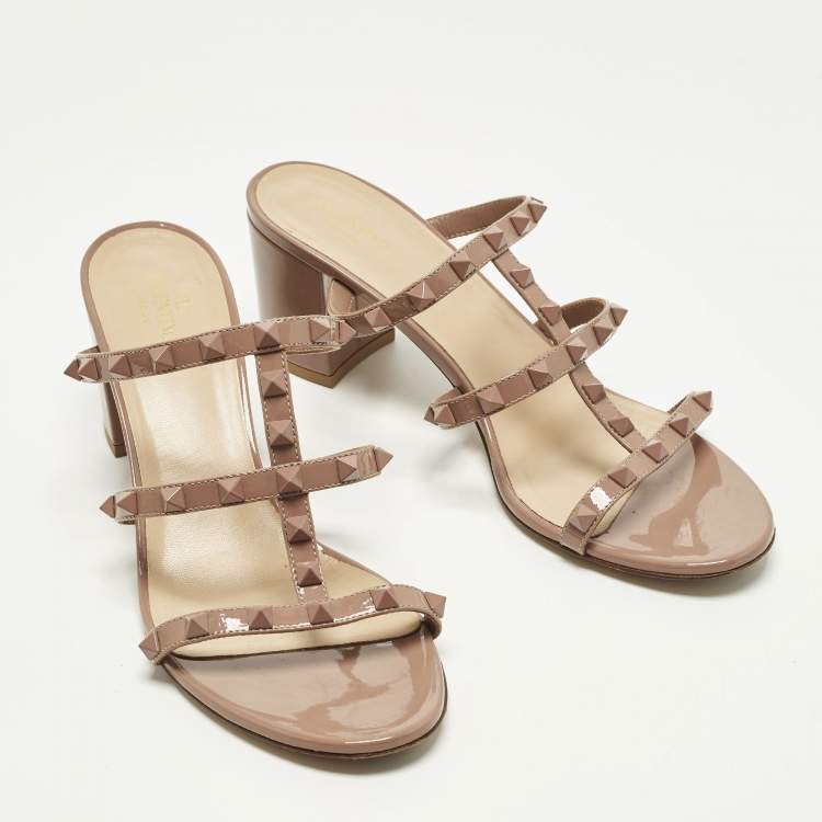 Pre Owned Valentino Rockstud Size 39.5 Beige Patent Leather Slide Sandals