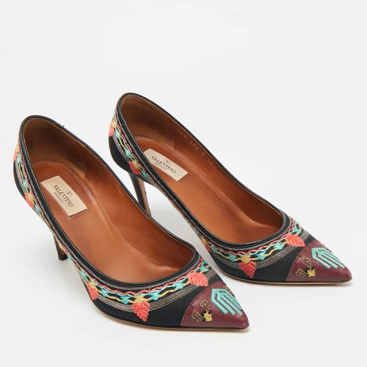 Pre Owned Valentino  Size 40 Black Canvas and Leather Kilim Embroidered Pumps