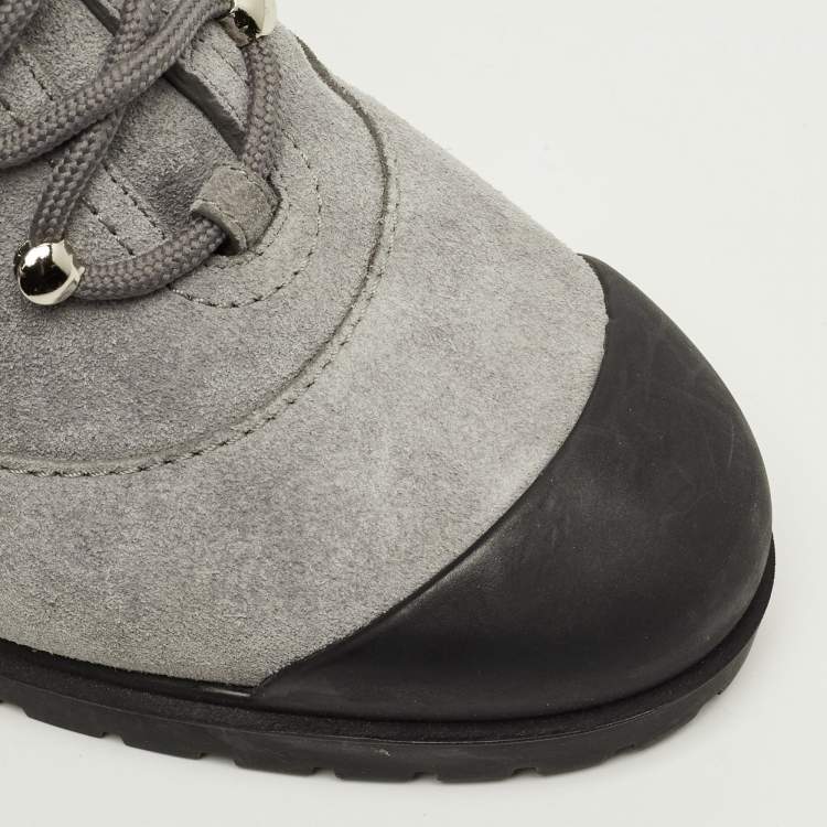 مملوكة مسبقًا Valentino Rockstud Size 39 Grey Leather and Suede Combat Boots