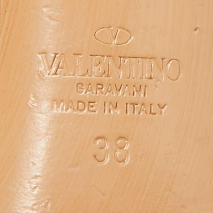 مملوكة مسبقًا Valentino VLogo Size 38 Beige Patent Leather Slingback Pumps