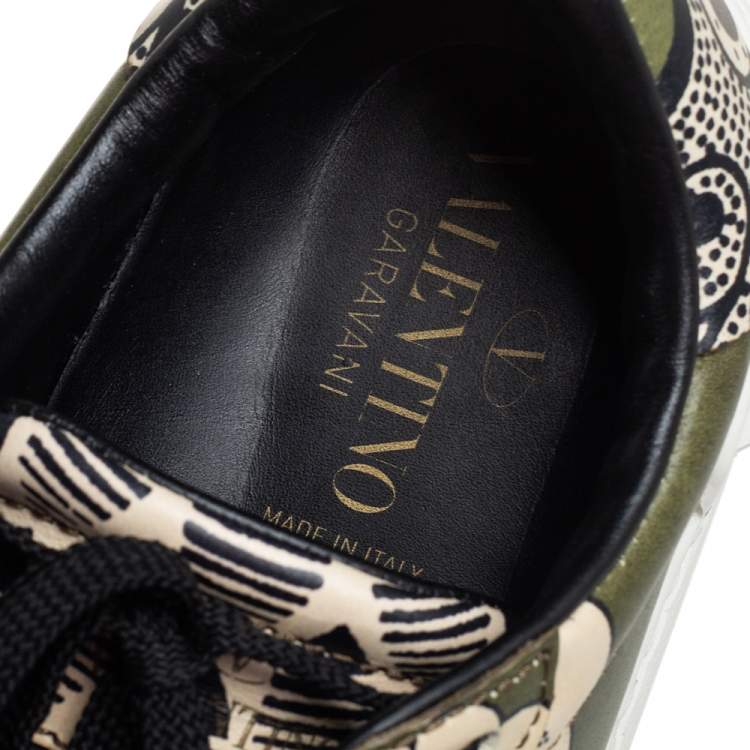 مملوكة مسبقًا Valentino Black/Army Green Floral Printed Leather Rockstud Low Top Sneakers Size 38.5